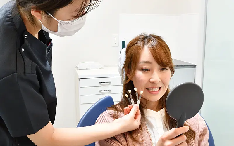 自然な色の歯にできる